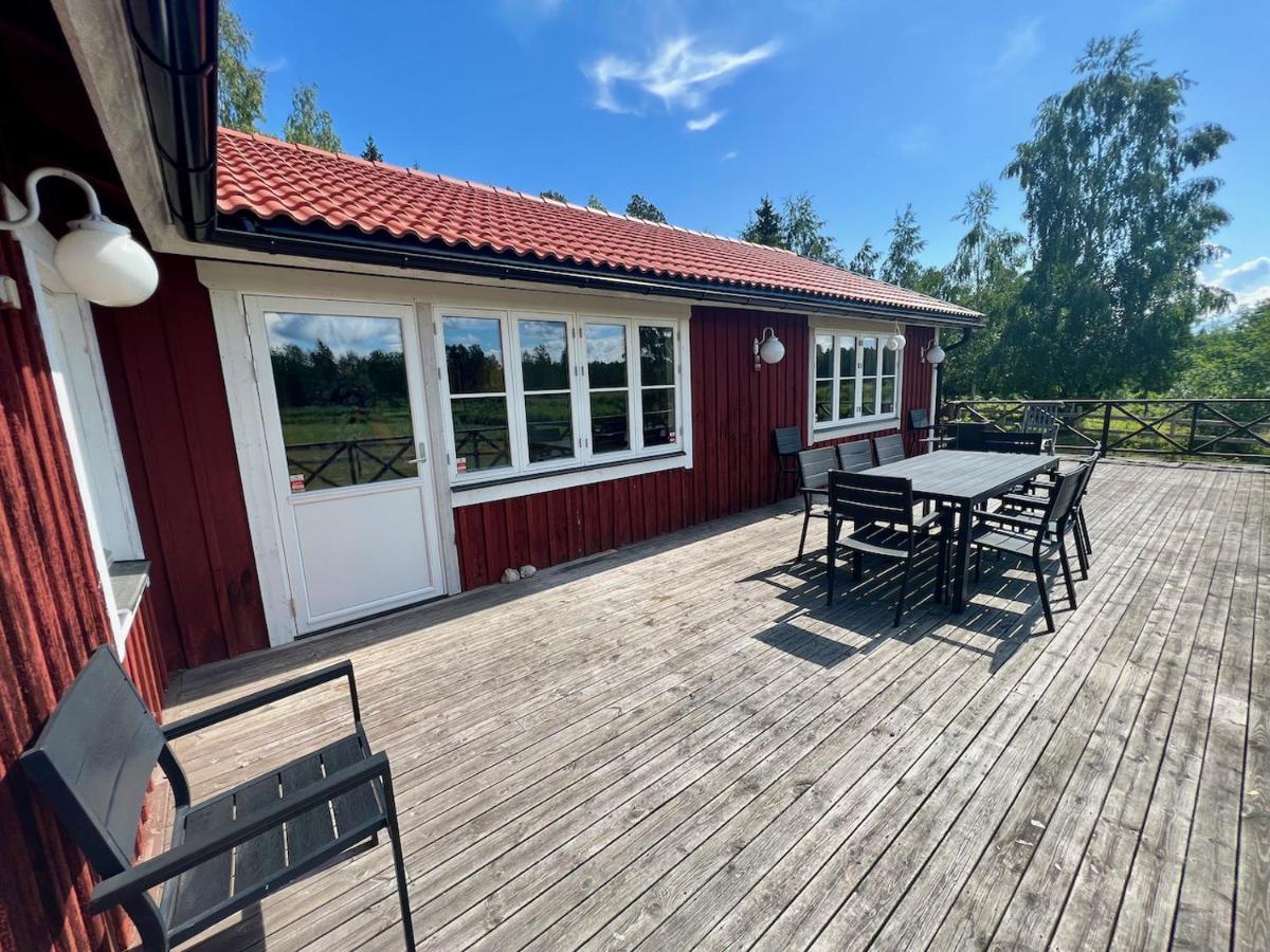 Villa Idylliskt Hus Med Sjoeutsikt. Östhammar Exterior foto