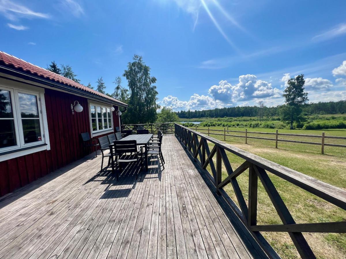 Villa Idylliskt Hus Med Sjoeutsikt. Östhammar Exterior foto