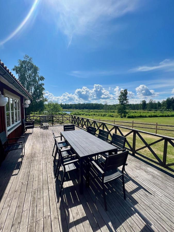 Villa Idylliskt Hus Med Sjoeutsikt. Östhammar Exterior foto